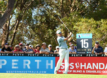 Chasing pack close in on Oosthuizen