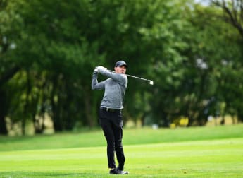 Peterson edges into Prague lead