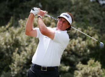 Mickelson closing in on Open glory