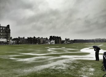 Heavy rain suspends play