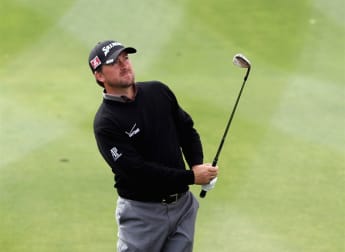 McDowell shines as Woods claims lead