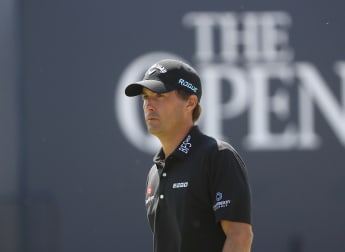 Kisner conquers Carnoustie with red-hot putter
