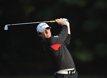 Magnificent McIlroy claims early lead