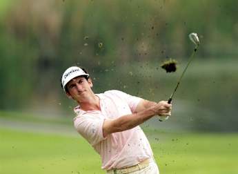 Fernandez-Castano one ahead as Dunlop Phoenix reduced to 54 holes