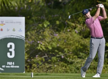 Kearney flies under the wind to lead in Cádiz 