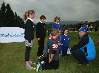 First Minister lends support to Roving Pro Fund