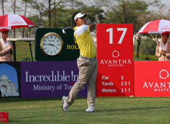 Flying Phadungsil leads after birdie blitz