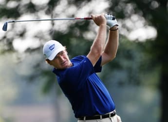 Els moves into contention