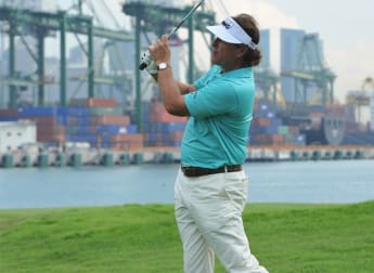 Harrington in contention as Mickelson goes low