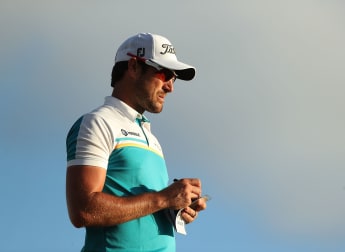 Pearce claims one-shot lead in Fiji