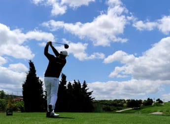 Hanson moves into narrow lead