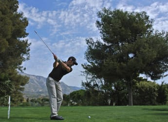 De la Riva builds slender lead