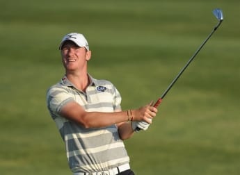 Wood closes in on Olesen