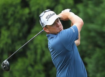 Home hero Coetzee edges ahead in Pretoria