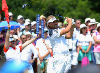 Dubuisson boosts home hopes in Paris