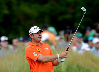 Westwood closes in on Mickelson