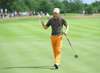 Siem surges into contention