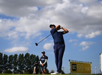 Brown goes low to grasp lead in Sweden