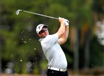 No caddie, no practice, no problem for Fox