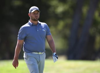 Van Tonder on course for wire-to-wire victory