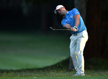 Eagle-machine van Tonder takes halfway lead at Karen