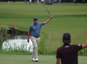 Aphibarnrat and Bezuidenhout hit the front at Wentworth