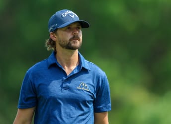 Fog causes disruption as Karlberg leads in Brittany 