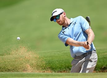 Sebastian Söderberg leads the way into the weekend in Mauritius