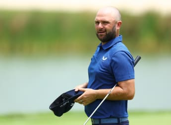 Andy Sullivan goes 'ballistic' to break course record in Singapore