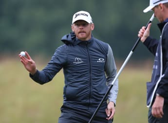 Sebastian Söderberg moves eight shots clear on home soil