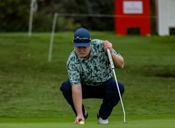 Steven Alderson goes low to lead in Spain