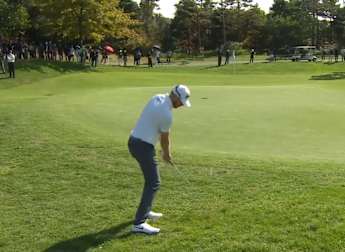 Sebastian Söderberg chips in for birdie in Korea