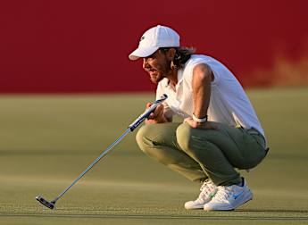 Who joined Tommy Fleetwood in changing equipment in Abu Dhabi?
