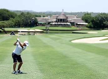 Andy Sullivan leads by one at Leopard Creek
