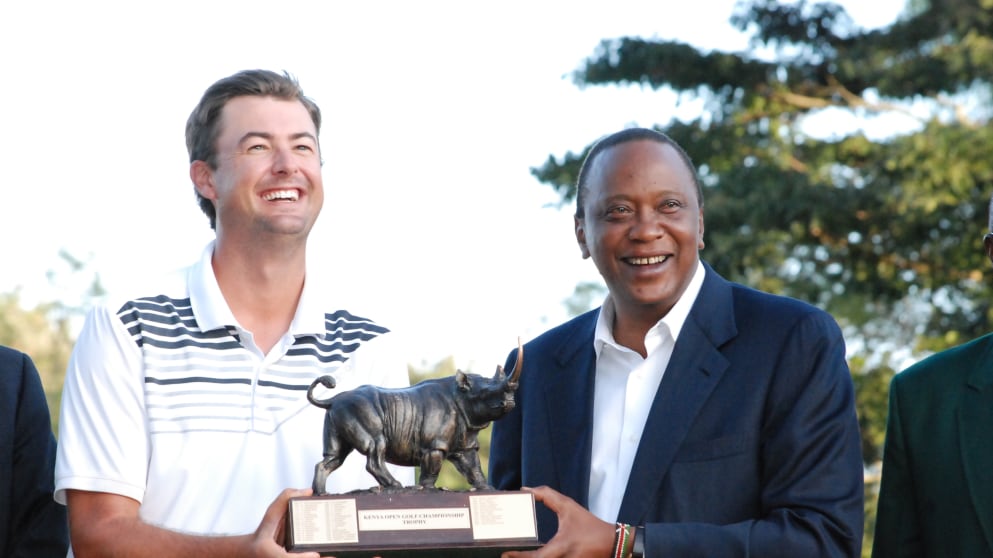 Jake Roos receives his trophy from Kenyan President Uhuru Kenyatta (Thomas Mbuvi)