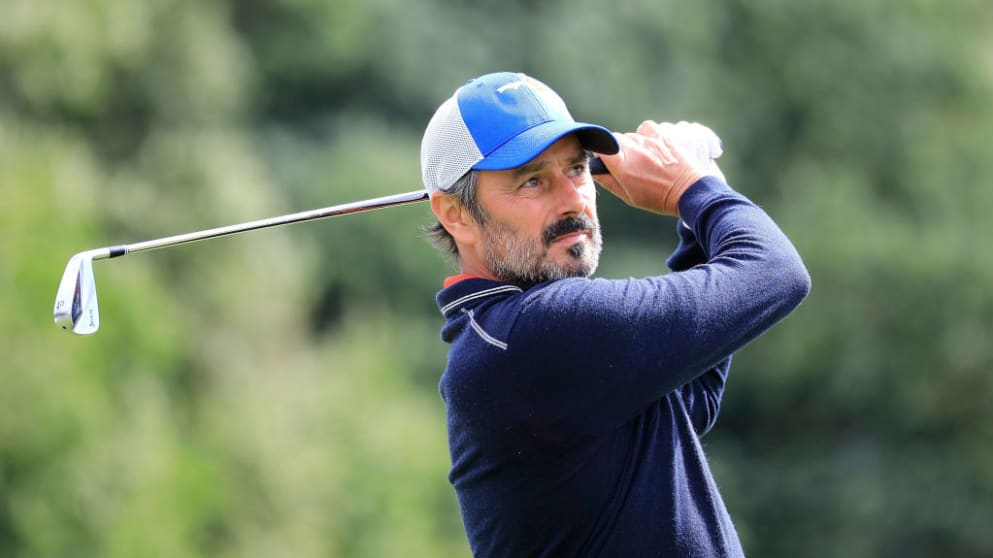 Jean van de Velde watches his shot closely