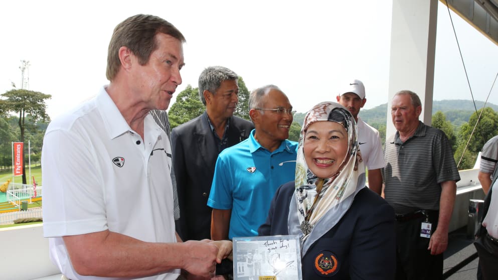 George O’Grady, Chief Executive of The European Tour, thanks Her Royal Highness Tuanku Hajah Haminah binti Hamidun, Queen of Malaysia and Tan Sri Megat, Chairman of Maybank, for their kind hospitality during the 2013 Maybank Malaysian Open