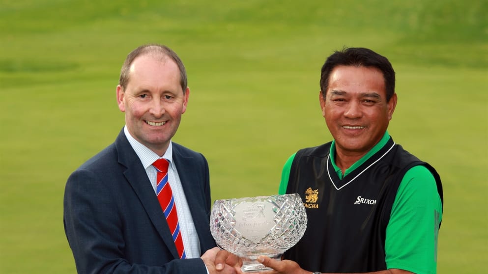 Andy Stubbs presents the John Jacobs Trophy to Boonchu Ruangkit