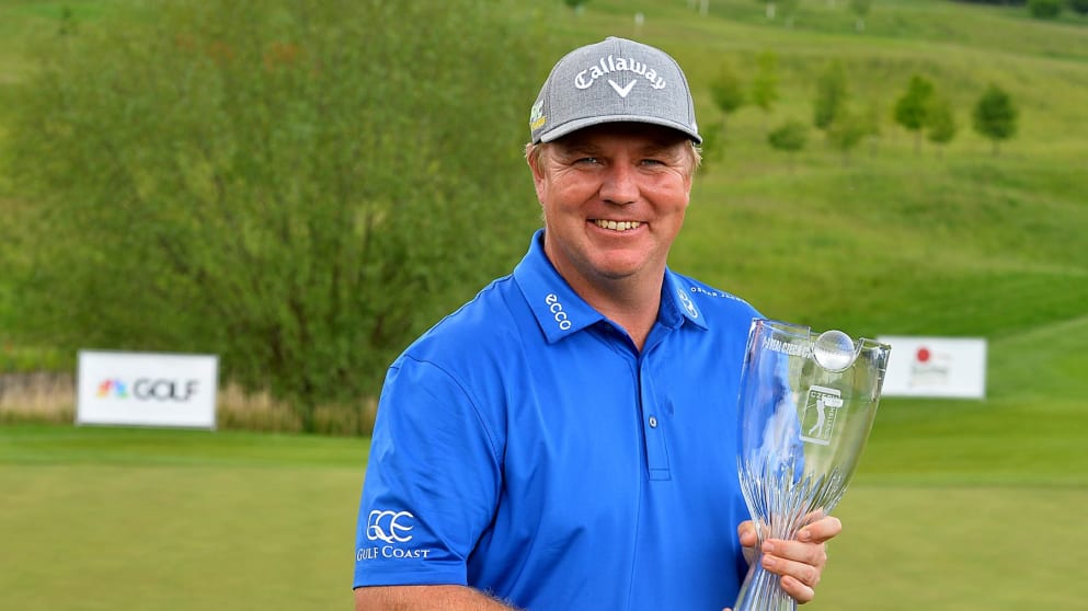 Ross McGowan with the 2019 D+D REAL Czech Challenge trophy (Ota Mrákota/Relmost)