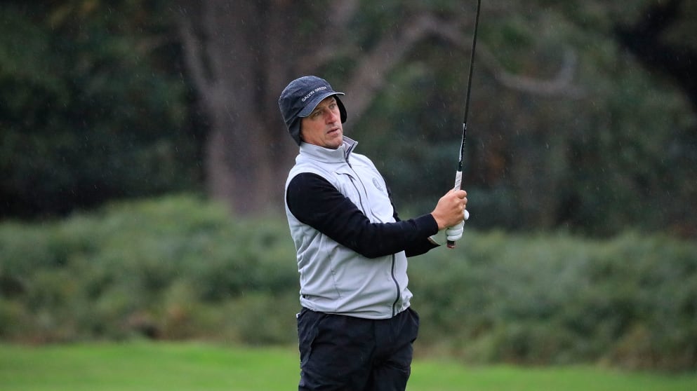 Peter T Wilson plays an approach