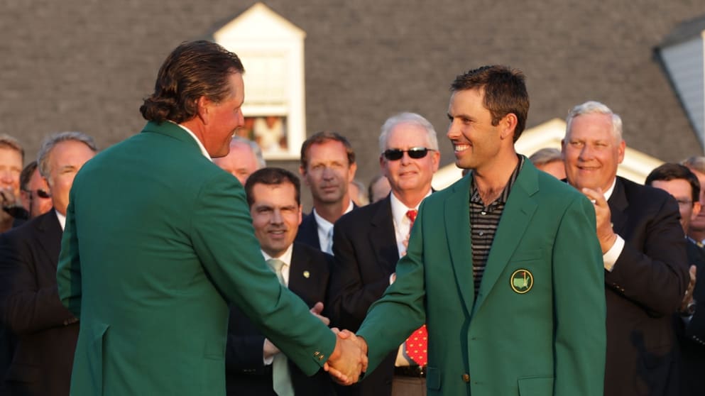 2010 Champion Phil Mickelson (L) shakes hands with the new champion, Charl Schwartzel 