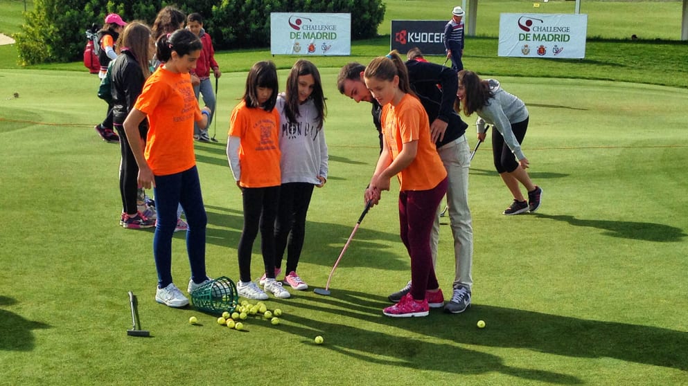 Local school children are shwon the ropes at the Challenge de Madrid