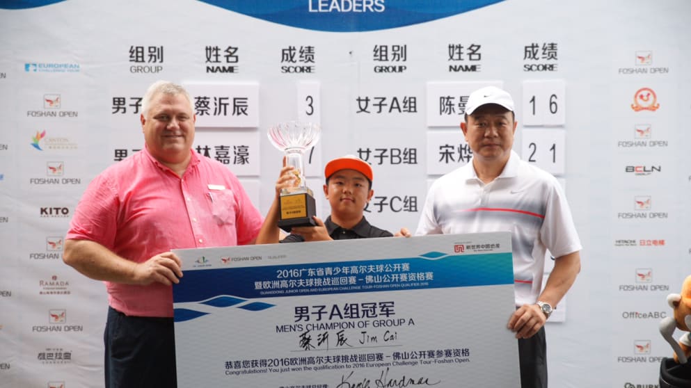 Cheque presented to qualifier Cai Yi-chen