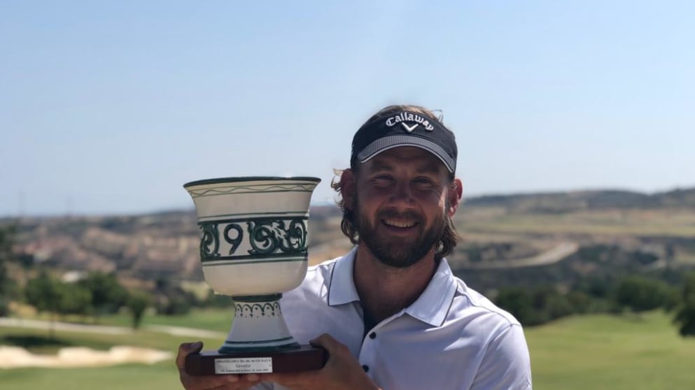 Eirik Tage Johansen with the Match Play 9 trophy
