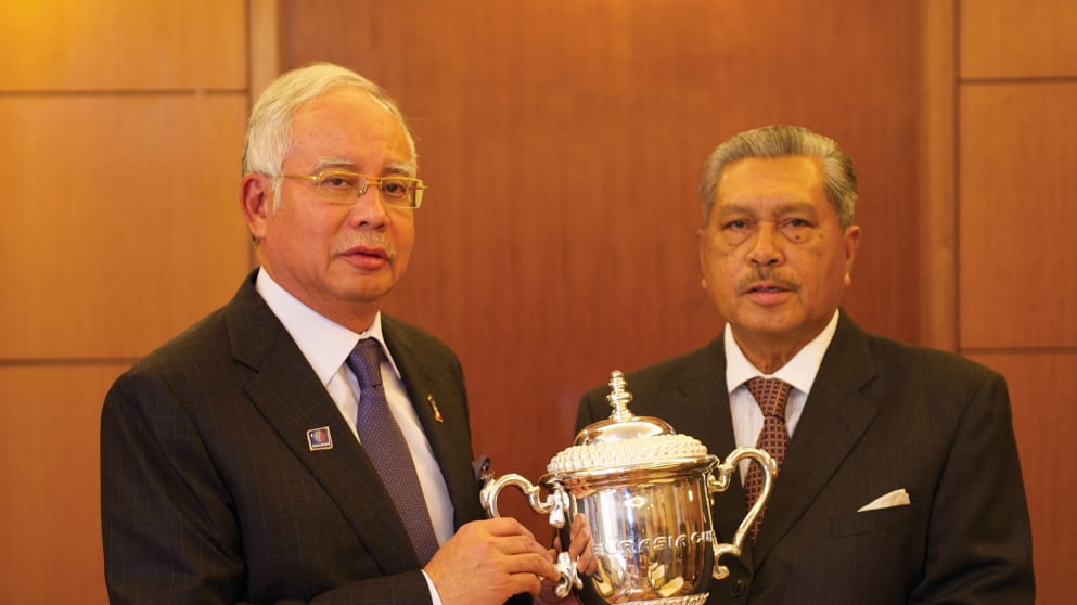 Tun Ahmad Sarji Abdul Hamid, Chairman of Professional Golf of Malaysia (PGM), took the opportunity to explain the rationale behind the creation of the newly unveiled EurAsia Cup trophy to Malaysian Prime Minister Datuk Seri Najib Abdul Razak at his office