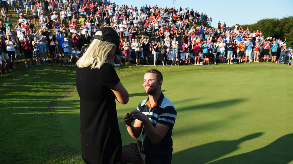 Andreas Hartø proposes on Himmerland Hill