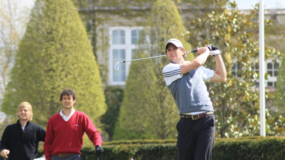 Simon Mantell tees off at Wentworth, watched by GB team-mates Ashley Jackson and Rob Moore