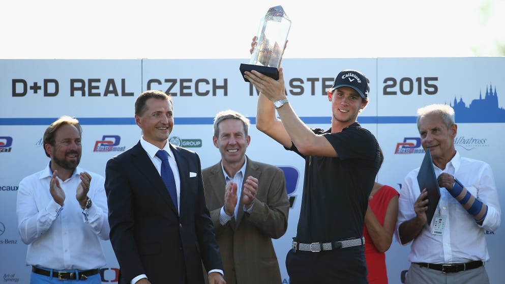Petr Dedek, owner of D+D Real presents Thomas Pieters of Belguim with the trophy