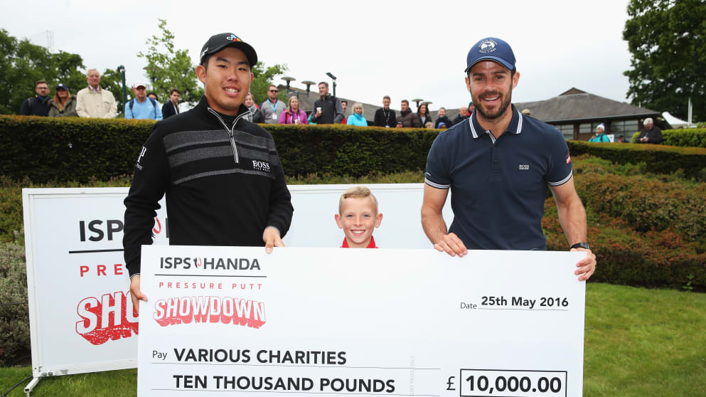 Jamie Redknapp and Byeong Hun An following the ISPS HANDA Pressure Putt Showdown