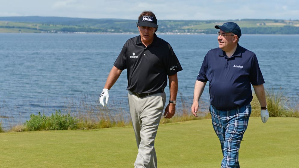 Scotland First Minister Alex Salmond chats to Phil Mickelson